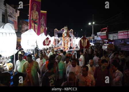 Allahabad, Uttar Pradesh, Inde. 20 septembre 2017. Allahabad:ia. Les dévotés hindous prennent part à la procession religieuse « Karan Ghora » lors de la célébration pour marquer « le festival de la « Dussehra » dans la vieille ville d'Allahabad le 20-09-2017. Dussehra commémore le triomphe du Seigneur Rama sur le démon Roi Ravana, marquant la victoire du bien sur le mal. Credit: Prabhat Kumar Verma/ZUMA Wire/Alamy Live News Banque D'Images