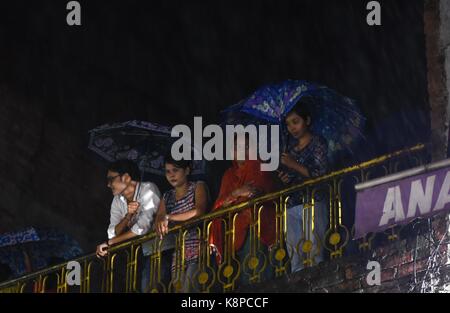 Allahabad, Uttar Pradesh, Inde. 20 septembre 2017. Allahabad:ia. Les dévotés hindous regardent la procession religieuse « Karan Ghora » pendant la célébration pour marquer « le festival de la « Dussehra » dans la vieille ville d'Allahabad le 20-09-2017. Dussehra commémore le triomphe du Seigneur Rama sur le démon Roi Ravana, marquant la victoire du bien sur le mal. Credit: Prabhat Kumar Verma/ZUMA Wire/Alamy Live News Banque D'Images