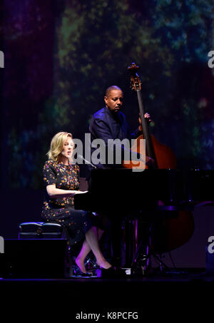 Brno, République tchèque. 20 sep, 2017. Diana Krall (gauche), pianiste et chanteuse de jazz canadienne, effectue à Brno, en République tchèque, le 20 septembre 2017. crédit : vaclav salek/ctk photo/Alamy live news Banque D'Images