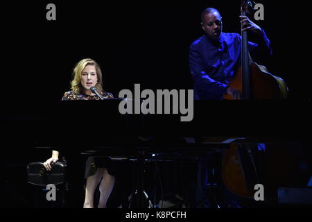 Brno, République tchèque. 20 sep, 2017. Diana Krall (gauche), pianiste et chanteuse de jazz canadienne, effectue à Brno, en République tchèque, le 20 septembre 2017. crédit : vaclav salek/ctk photo/Alamy live news Banque D'Images