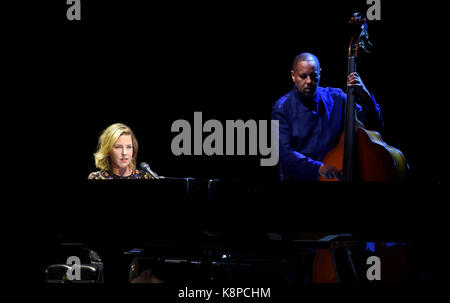 Brno, République tchèque. 20 sep, 2017. Diana Krall (gauche), pianiste et chanteuse de jazz canadienne, effectue à Brno, en République tchèque, le 20 septembre 2017. crédit : vaclav salek/ctk photo/Alamy live news Banque D'Images