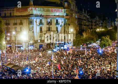 Barcelone, Espagne. 20e Septembre, 2017. Protestation massive pour l'opération des forces espagnoles à la recherche de documents liés à référendum Catalan. Les protestations massives contre la détention d'étincelle Crédit : fonctionnaires Catalan dani codina/Alamy Live News Banque D'Images