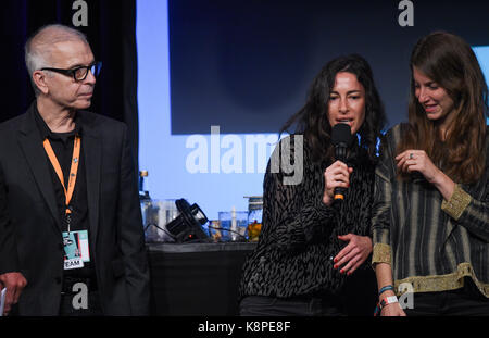 Hambourg, Allemagne. 20 sep, 2017. La musique producteur Tony Visconti et le garçon bande (sonja glass (c) et valeska steiner) parler au cours de l'ouverture de la Reeperbahn-festival dans le théâtre "chmidtchen' à Hambourg, Allemagne, 20 septembre 2017. Le festival a lieu du 20 au 23 septembre 2017 à Hambourg. crédit : axel heimken/dpa/Alamy live news Banque D'Images