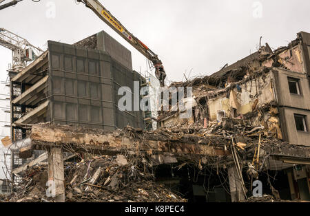 Edinburgh, Ecosse, Royaume-Uni. 20 Sep, 2017. Démolition par grandes grues de l'ex-King James 4 étoiles hôtel à St James Centre, dans le cadre d'un £1 milliards de revamp et la régénération de la renommé Édimbourg St James, provoque la fermeture des routes et travaux de Leith Street pour 10 mois dans le centre-ville Banque D'Images