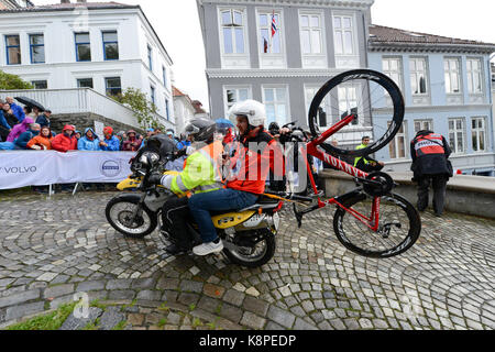 Bergen, Norvège. 20 Sep, 2017. La défense de Time Trial Champion du Monde Tony Martin de l'Allemagne était, comme l'ensemble des autres pilotes, suivie d'un mécanicien de l'équipe de le transporter sur un port d'une moto sauvegarder vélo la dernière montée à 3 km Mont Fløyen dans le disque et pour un championnat du monde blues hard côte pour un championnat du monde contre la montre bien sûr. Credit : Kjell Erik Irgens Henanger/Alamy Live News Banque D'Images