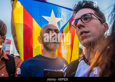 Madrid, Espagne. 20 Sep, 2017. Nacionalist Falange et partisans de Catalunya en tension Crédit : Madrid Alberto Ramírez Sibaja/Alamy Live News Banque D'Images