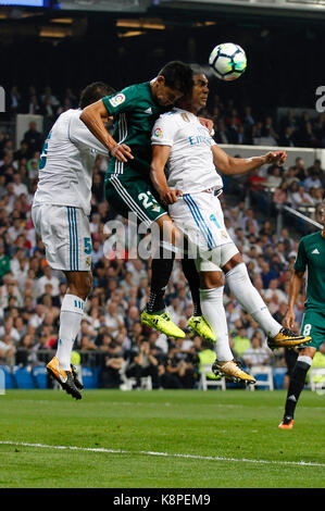 Madrid, Espagne. 20 Sep, 2017. Raphael Varane (5) joueur du Real Madrid. Carlos Enrique Casemiro (14) Real player.Aissa Mandi (23) CF Betis's player. La Liga entre le Real Madrid CF vs Betis au Santiago Bernabeu à Madrid, Espagne, le 20 septembre 2017 . Más Información Gtres Crédit : Comuniación sur ligne, S.L./Alamy Live News Banque D'Images