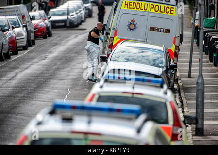 Newport, Pays de Galles, Royaume-Uni. 20e Septembre, 2017. La police devant un bien sur West Street à Newport, Pays de Galles, où un homme âgé de 48 ans et un homme de 30 ans ont été arrêtés en vertu de la Loi sur le terrorisme dans les premières heures en rapport avec l'attaque du train de tube vert Parsons. Trente personnes ont été blessées lorsqu'une bombe a explosé en partie faits maison sur une heure de train à Parsons Green. Crédit : Andrew Lloyd/Alamy Live News Banque D'Images