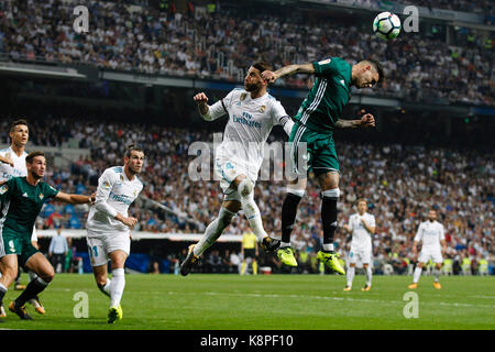 Sergio Ramos Garcia (4) joueur du Real Madrid. Antonio Sanabria (9) CF Betis's. La Liga entre le Real Madrid CF vs Betis au Santiago Bernabeu à Madrid, Espagne, le 20 septembre 2017 . Más Información Gtres Crédit : Comuniación sur ligne, S.L./Alamy Live News Banque D'Images