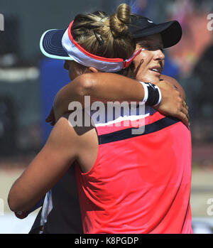 Usa. 20 Sep, 2017. SPORTS -- Marina Erakovic de Nouvelle-Zélande, à gauche, reçoit une accolade de Laura Robson de Grande-Bretagne après avoir remporté son match de simple sur Robson au cours de l'ColemanVision Tanoan Championnat de Tennis au Country Club le mercredi, Septembre 20, 2017. Les deux chambres doubles partenaires. (Greg Sorber/Albuquerque Journal Crédit : Greg Sorber/Albuquerque Journal/ZUMA/Alamy Fil Live News Banque D'Images