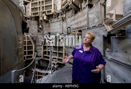 - Sahuarita, Arizona, USA. 20 sep, 2017. Yvonne Morris, ancien missile Titan II lutter contre le chef d'équipage et maintenant le directeur au titan missile museum, explique le fonctionnement du lancement d'air. site d'un ancien complexe d'icbm titan ii opérationnel et maintenant administré par la Fondation canadienne de l'aérospatiale de l'Arizona, le musée offre aux visiteurs visite guidée accès à son silo de missiles, le centre de contrôle et d'accès des tunnels. crédit : zuma Press, Inc./Alamy live news Banque D'Images