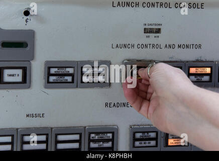 - Sahuarita, Arizona, USA. 20 sep, 2017. Yvonne Morris, ancien missile Titan II lutter contre le chef d'équipage et maintenant le directeur au titan missile museum, tourne la clé sur le lancement de la console de commande. site d'un ancien complexe d'icbm titan ii opérationnel et maintenant administré par la Fondation canadienne de l'aérospatiale de l'Arizona, le musée offre aux visiteurs visite guidée accès à son silo de missiles, le centre de contrôle et d'accès des tunnels. crédit : zuma Press, Inc./Alamy live news Banque D'Images