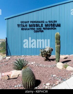 - Sahuarita, Arizona, USA. 20 sep, 2017. l'extérieur de l'titan missile museum, site d'un ancien complexe d'icbm titan ii opérationnel. maintenant administré par la Fondation canadienne de l'aérospatiale de l'Arizona, le musée offre aux visiteurs visite guidée accès à son silo de missiles, le centre de contrôle et d'accès des tunnels. titan ii 571-7 complexes, comme on l'appelle, est devenu opérationnel en 1963, à l'apogée de la guerre froide avec l'Union soviétique, et a été désactivée en novembre 1982 à la suite d'un traité nucléaire. crédit : zuma Press, Inc./Alamy live news Banque D'Images