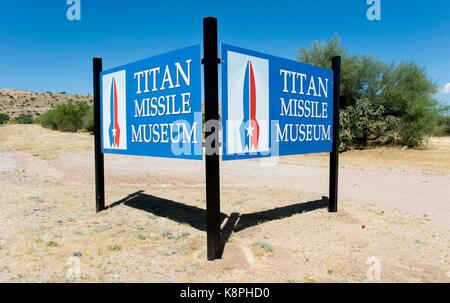 - Sahuarita, Arizona, USA. 20 sep, 2017. Le titan missile museum, site d'un ancien complexe d'icbm titan ii opérationnel. maintenant administré par la Fondation canadienne de l'aérospatiale de l'Arizona, le musée offre aux visiteurs visite guidée accès à son silo de missiles, le centre de contrôle et d'accès des tunnels. titan ii 571-7 complexes, comme on l'appelle, est devenu opérationnel en 1963, à l'apogée de la guerre froide avec l'Union soviétique, et a été désactivée en novembre 1982 à la suite d'un traité nucléaire. crédit : zuma Press, Inc./Alamy live news Banque D'Images