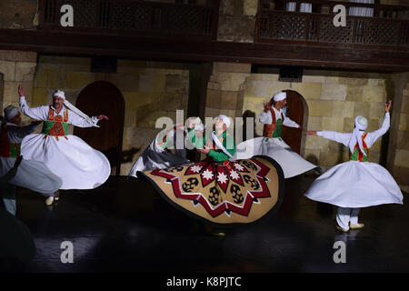 Le Caire, Égypte. Sep 20, 2017 danseurs égyptiens. Effectuer la danse soufi au wekalet el ghoury au Caire, Égypte, sur sept. 20, 2017. crédit : Zhao dingzhe/Xinhua/Alamy live news Banque D'Images