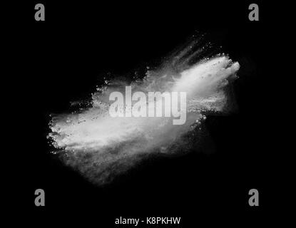 Motion de gel d'explosion de poussière blanche sur fond noir. L'arrêt du déplacement de poudre blanche sur fond sombre. La poudre explosive blanc sur fond noir. Banque D'Images