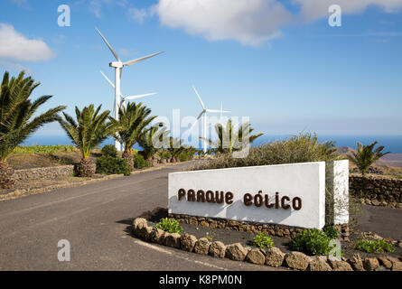 Éoliennes et signe en Parque Eolico ferme éolienne de Lanzarote, Lanzarote, îles Canaries, Espagne Banque D'Images