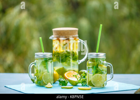 La vie toujours de l'eau fraîche detox avec fruits frais Banque D'Images