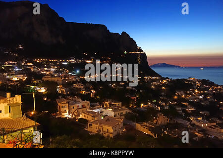 Coucher du soleil sur l'île de Capri, dans la baie de Naples, Italie. Banque D'Images