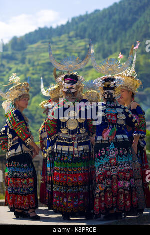 Xijiang, Chine - le 15 septembre 2007 : Groupe de femmes Miao festival traditionnel plein regalia, costume de couleur argent avec une coiffure à corne Xij Banque D'Images