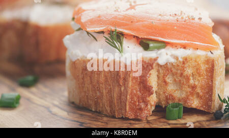 Petits sandwiches au saumon et fromage doux avec Banque D'Images