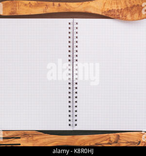 Vide simple bloc-notes sur la table de bois rustique, l'arrière-plan Banque D'Images