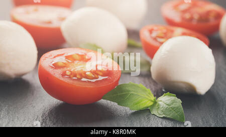 Boules de mozzarella avec tomates et basilic Banque D'Images