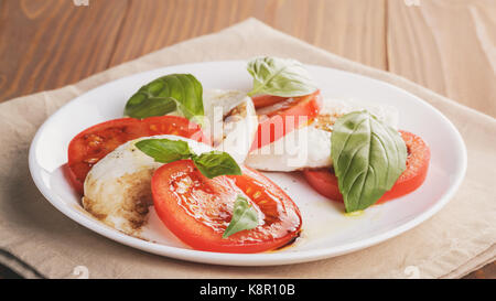 Salade caprese faite sur une planche à découper Banque D'Images