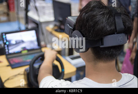 Garçon porte casque de réalité virtuelle pour les tests. Banque D'Images