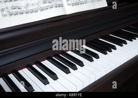 Piano et clavier de piano avec des partitions de musique. Banque D'Images