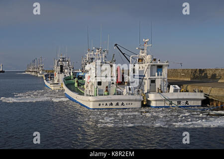 Les bateaux de pêche amarrés au port, rausu, Hokkaido, Japon mars Banque D'Images