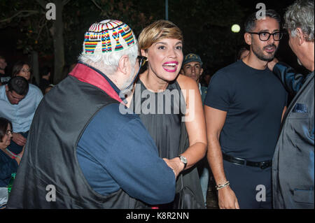 Qualiano, Italie. 16 septembre 2017. Qualiano a eu lieu dans la province de Naples, Gran Galà 'la Mela e la Luna', en l'honneur des disparus Paolo Villaggio, avec VIP qui a collaboré avec lui dans sa grande carrière, parmi l'actuel Roberta Giarrusso qui a joué avec lui à Carabinieri, Andrea Roncato, Eva Grimaldi. La soirée a été poursuivie avec un défilé de mode et d'autres invités, en présence de Qualiano qualification la soirée a été présentée par Michele Cucuzza et Lisa Torrisi crédit: Sonia Brandolone/Pacific Press/Alay Live News Banque D'Images