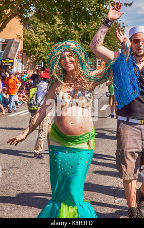 Seattle, WA - 22 juin 2013 : une femme enceinte dans un costume de sirène sourire alors qu'elle marche dans la rue dans le rapport annuel de fremont solstice d'parade Banque D'Images