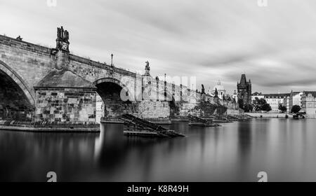 Une longue exposition, photo en noir et blanc du pont Charles à Prague Banque D'Images