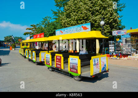 Mini train qui circule sur Zlatni pyasatsi, promenade en bord de mer, Golden Sands, Bulgarie Banque D'Images