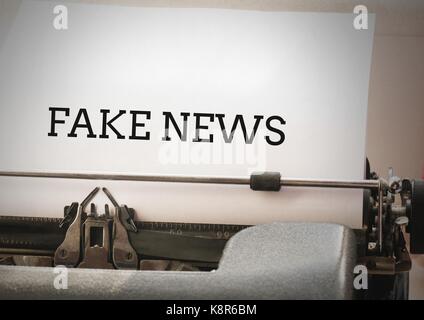Digital composite de Fake news texte sur machine à écrire Banque D'Images