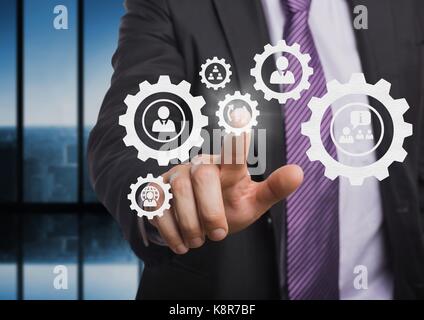 L'homme d'affaires de l'interaction avec les gens dans le CMV bureau contre graphiques background Banque D'Images