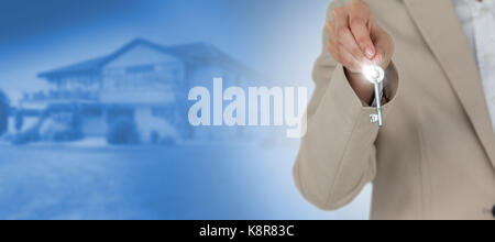 Section intermédiaire de la nouvelle clé de la maison contre montrant vue de belle maison Banque D'Images