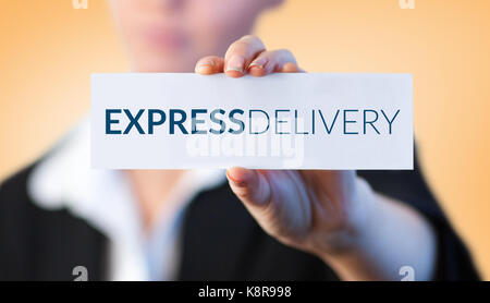 Close up of businesswoman holding blank card contre vignette orange Banque D'Images