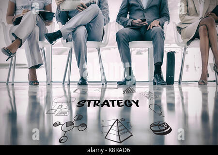 Texte Stratégie avec diverses icônes web contre la section basse des gens d'affaires en attente Banque D'Images