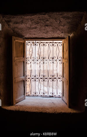 Détail de l'ancienne fenêtre à l'aide de la ville d'argile historique ben haddou dans les montagnes de l'atlas du Maroc, l'Afrique du Nord. Banque D'Images