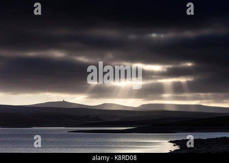 Rayons crépusculaires qui illuminent les collines Pennine Haut de grande Dun est tombée, peu de Dun est tombée et s'est vu à travers la Croix verte, le haut du réservoir de vache Teesda Banque D'Images