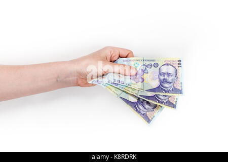 Woman's hand holding argent isolé sur fond blanc. billets roumaine 100 RON. Banque D'Images