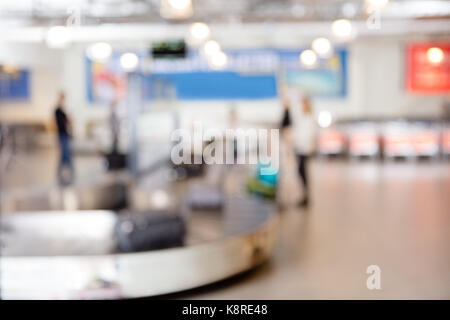 Image flou artistique de voyageurs en attente à l'aéroport de la courroie du convoyeur Banque D'Images