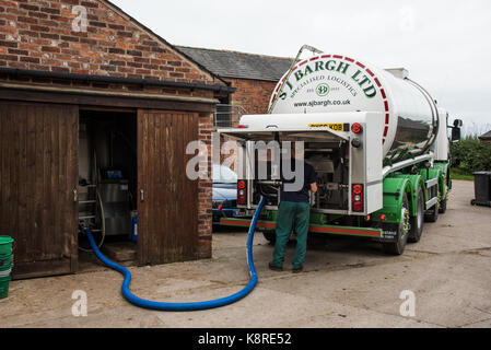 Un camion-citerne de lait la collecte du lait d'une ferme, Barton, Preston, Lancashire. Banque D'Images