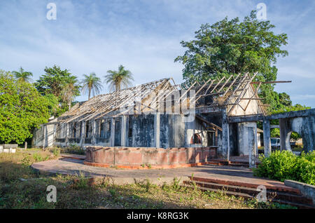 Ruines de l'hôtel particulier ou une fois grand lodge sur l'île de bubaque dans l'archipel des Bijagos en Guinée Bissau, Afrique de l'ouest. Banque D'Images