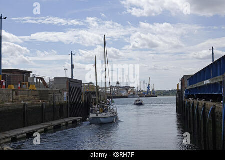 Yachts quitter ipswich haven marina à travers l'ouverture d'écluses sur la rivière Orwell, Neptune Banque D'Images