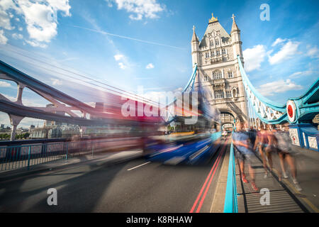 Rouge et bleu double-decker bus sur le Tower Bridge, le motion blur, Tower Bridge, Londres, Angleterre, Grande-Bretagne Banque D'Images