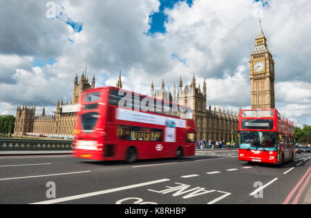 Deux autobus à impériale rouge sur le pont de Westminster, flou de mouvement, palais de Westminster et Big Ben, Londres, Angleterre Banque D'Images