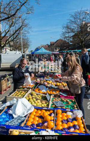 Femme achète des fruits, market à Ferney Voltaire, ain rhone-alpes, France Banque D'Images